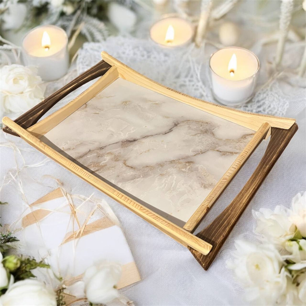 Handgefertigtes Holz Serviertablett – Donau Green Wave | Fichtenholz Tablett mit weißer Marmoroptik, 43 × 28 × 6 cm, rustikales Design mit Griffen für Frühstück, Kaffee, Tee, Küche & Wohnzimmer (Weiß Marmor)test